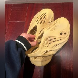 YEEZY FOAM RUNNERS DESERT SAND